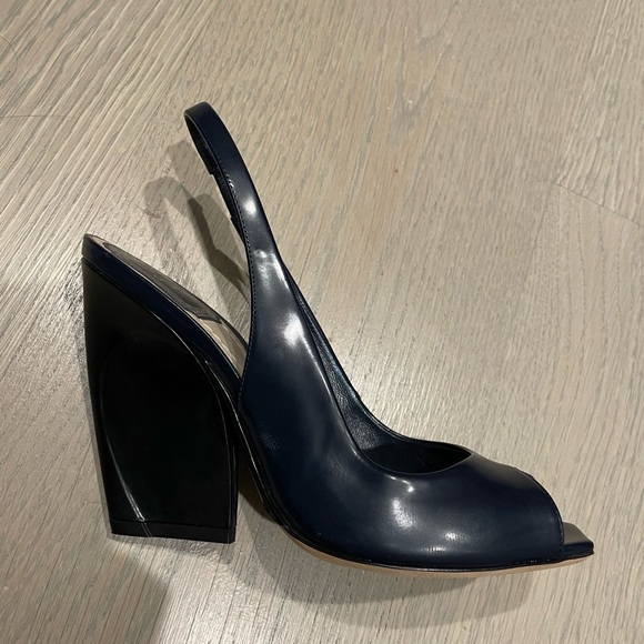 Christian Dior with open-toe shoes, blue navy leather with black leather heels - Picture 8 of 9